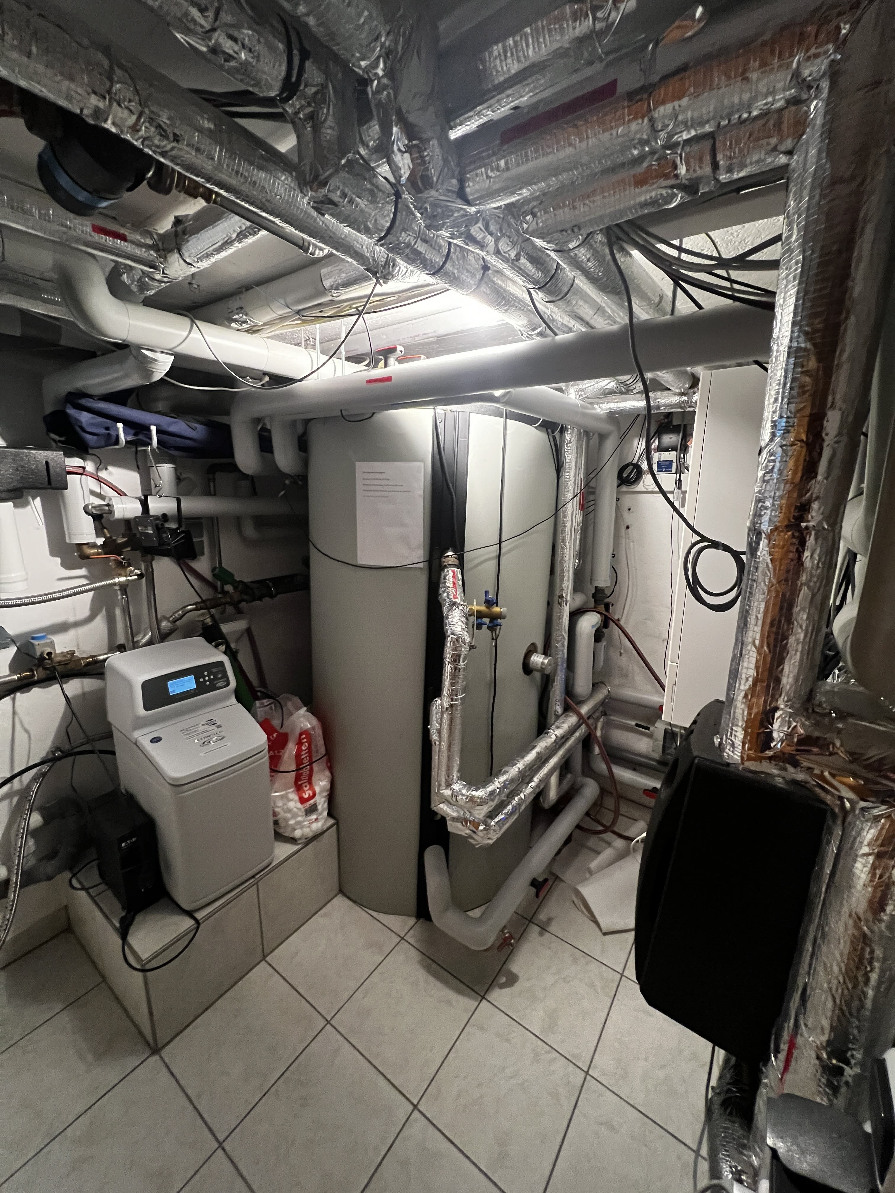 Die Inneneinheit der Wärmepumpe im Heizungskeller.