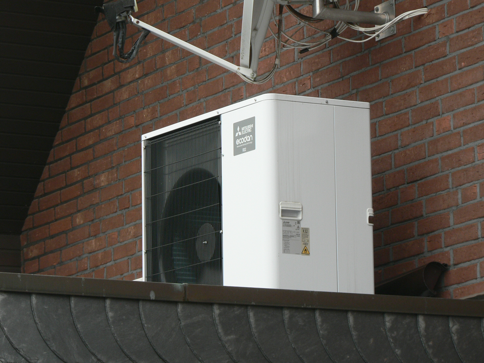 Die Außeneinheit der Wärmepumpe auf dem Garagendach.