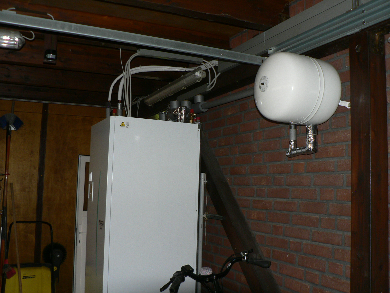 Die Inneneinheit der Wärmepumpe, daneben das Membranausgleichsgefäß.