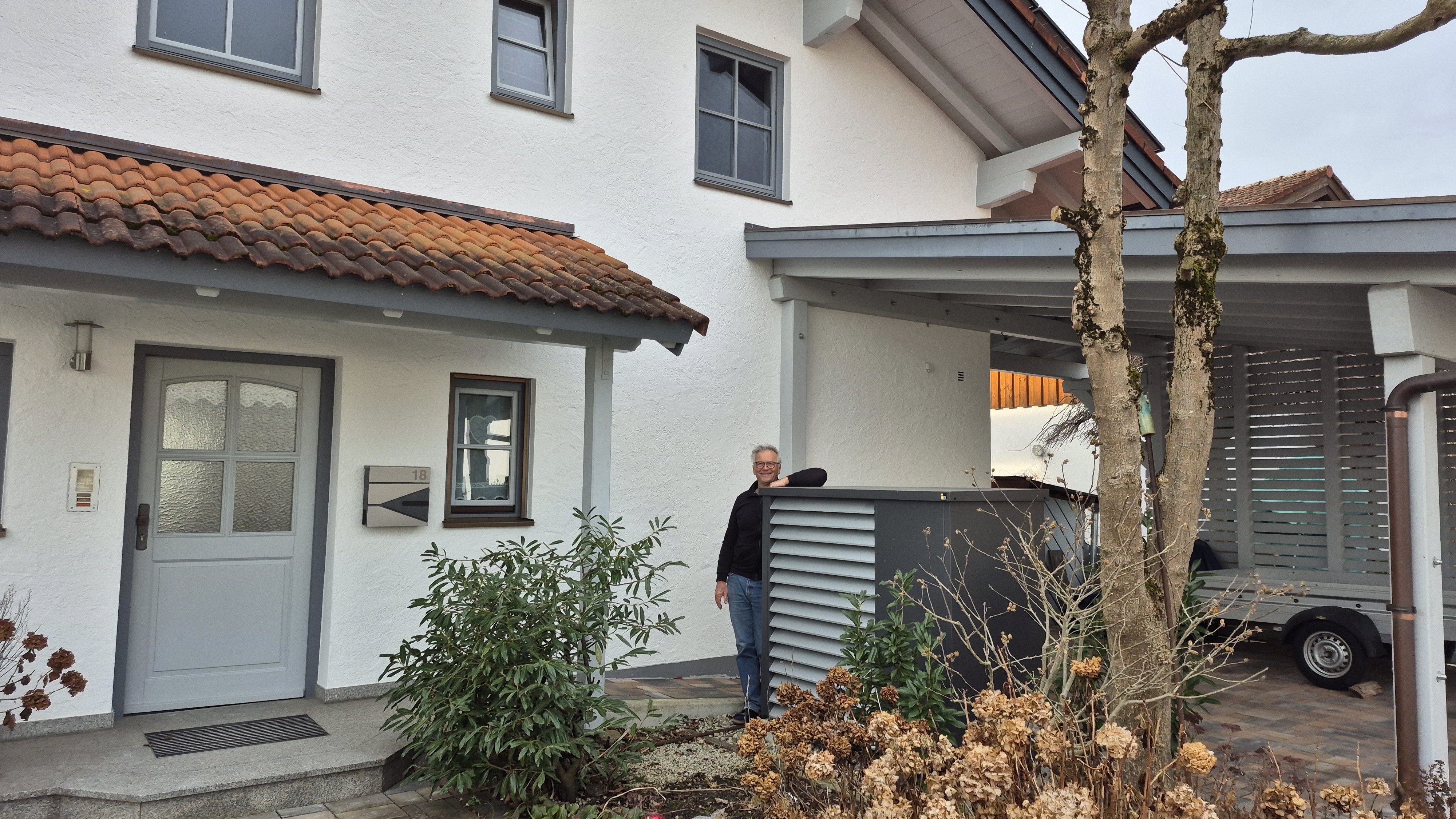 Der Eigentümer mit der Außeneinheit der Wärmepumpe.